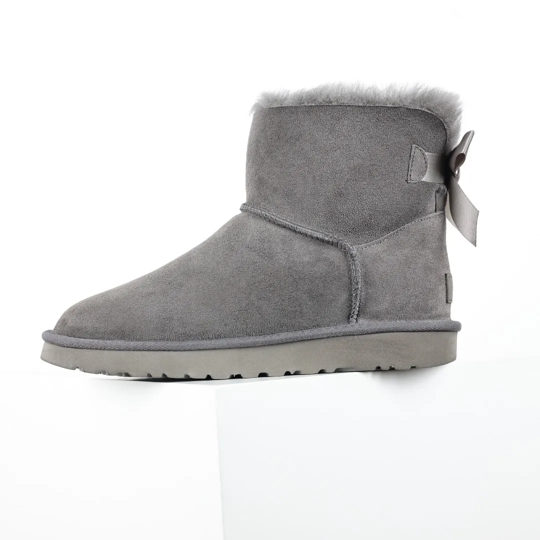 Pick up locally 💰600 Core recommended good price Independently developed original outsole and cashmere insole to keep you warm in winter and suitable for home use. In the new year, uug launched a style series, which is partially geared towards the preferences of young consumers and has also moved to the forefront of fashion trends. Shoe body material Water-repellent coated suede upper 17 mm UGGPURE™ implanted wool insole Lightweight non-slip comfortable rubber outsole With brand LOGO trademark Comes with a full set of packaging Size: 35 36 37 38 39 40